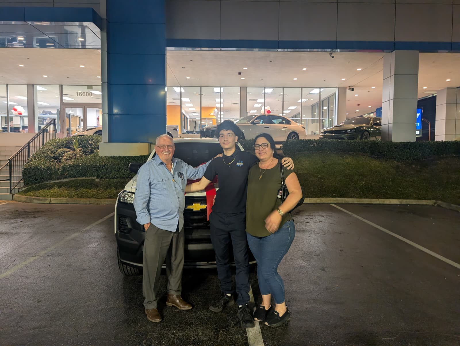 Familia recibiendo carro nuevo